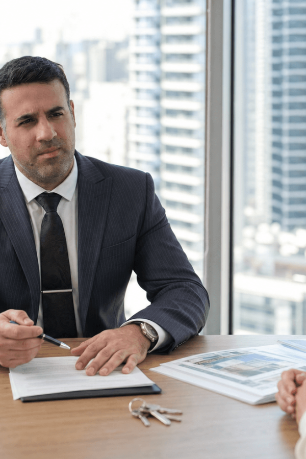 Asaf Arazi-Biton advising an apartment seller about legal risks in a real estate sale